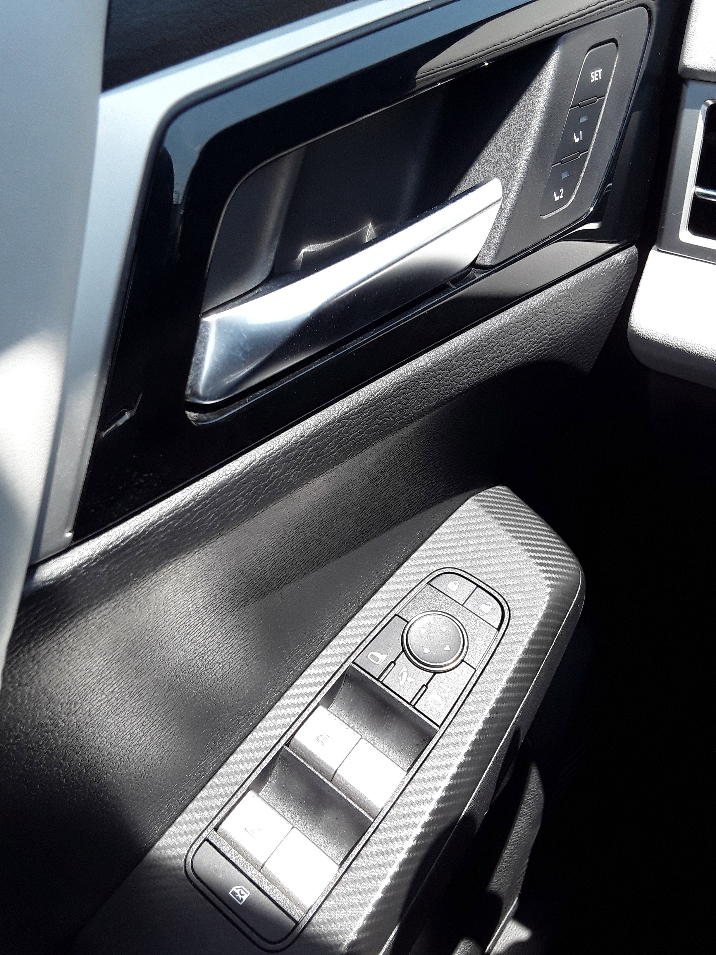 Vehicle image 23 of 27