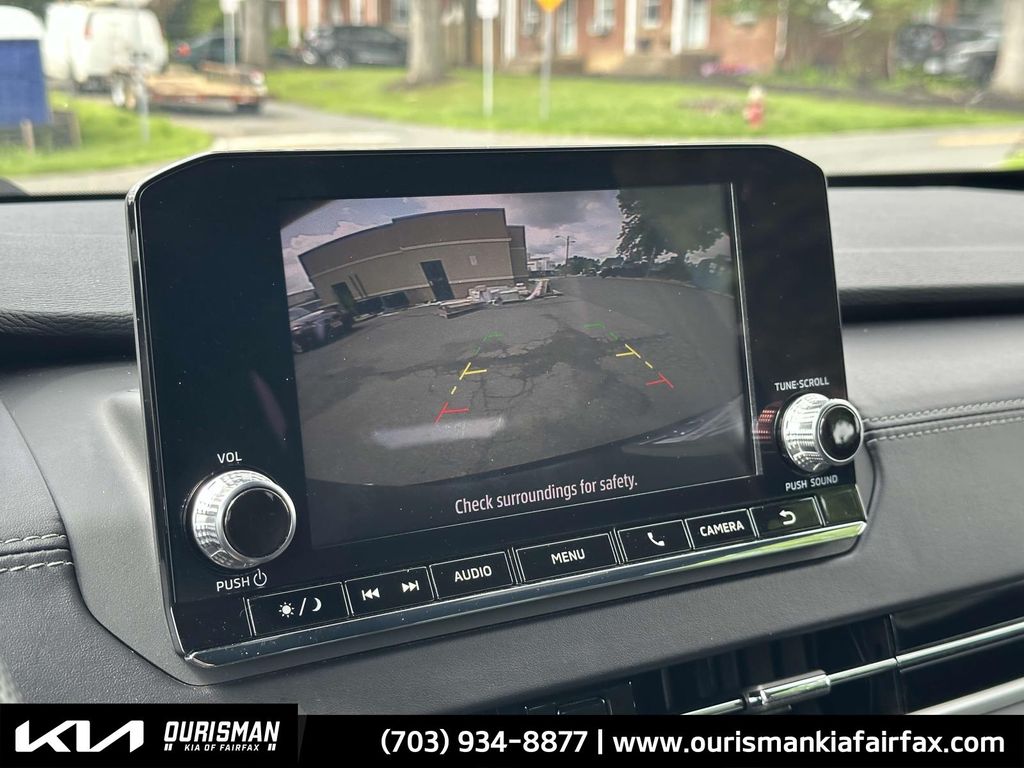 Vehicle image 17 of 27