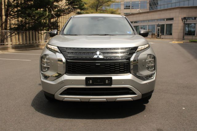 2022 Mitsubishi Outlander Black Edition Image 2 of 38