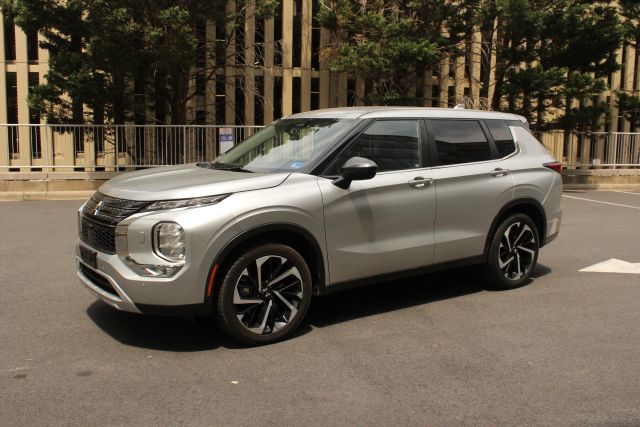 2022 Mitsubishi Outlander Black Edition Image 1 of 38