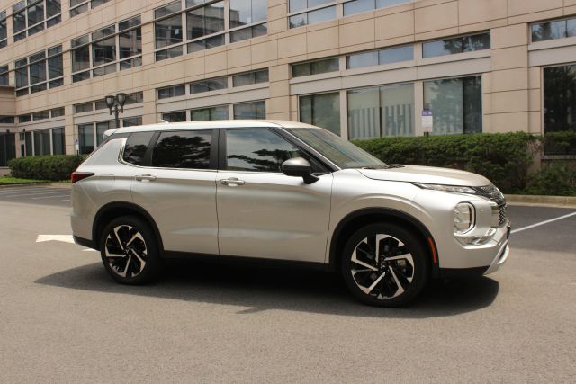 2022 Mitsubishi Outlander Black Edition Image 3 of 38