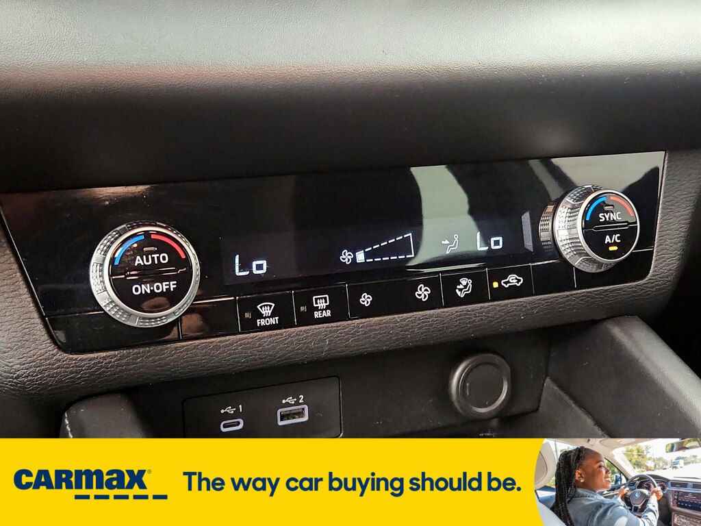 Vehicle image 21 of 29