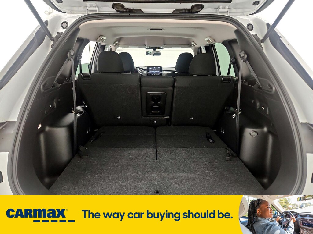 Vehicle image 27 of 29