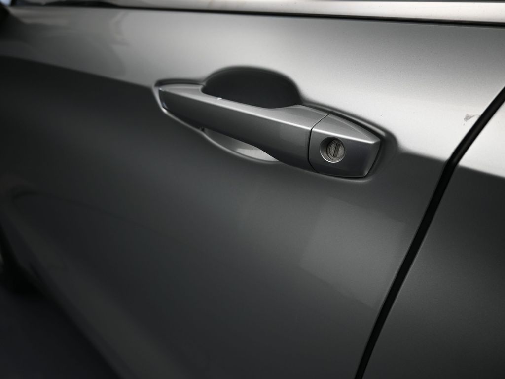 Vehicle image 60 of 71