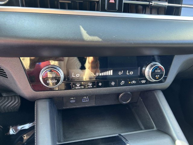 Vehicle image 27 of 28