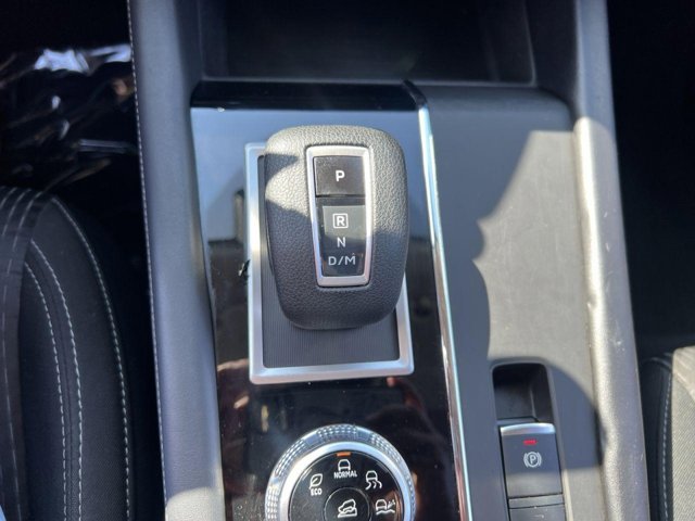 Vehicle image 21 of 28