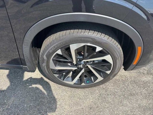 Vehicle image 13 of 16