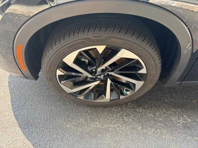 Vehicle image 15 of 16
