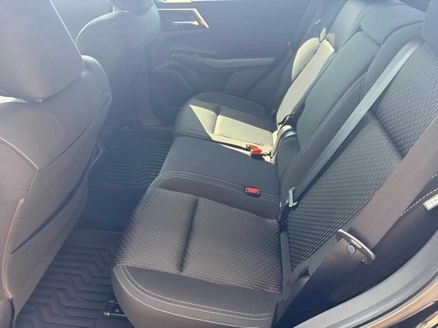 Vehicle image 11 of 16