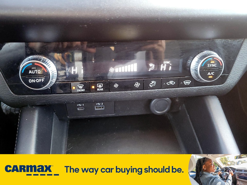 Vehicle image 21 of 29