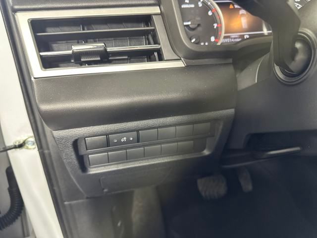 Vehicle image 18 of 27