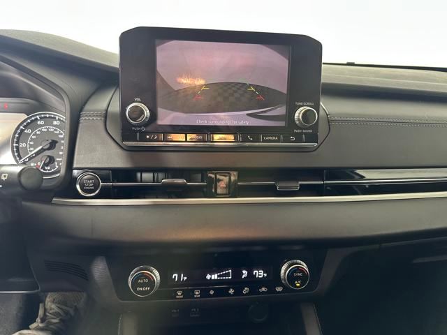 Vehicle image 21 of 27
