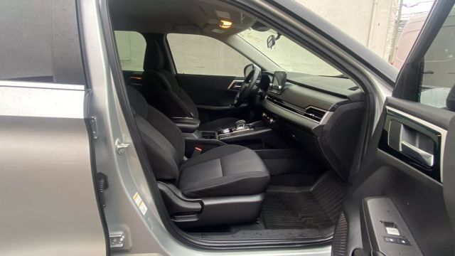 Vehicle image 29 of 32
