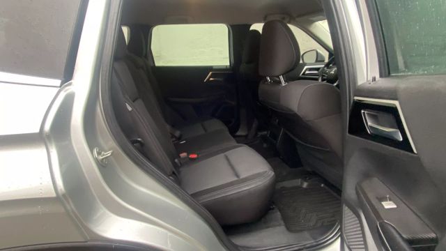 Vehicle image 27 of 32