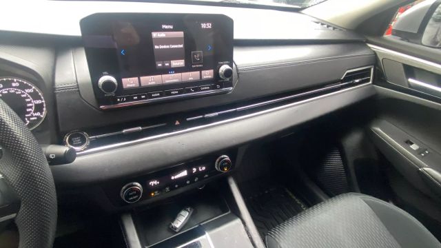 Vehicle image 16 of 32