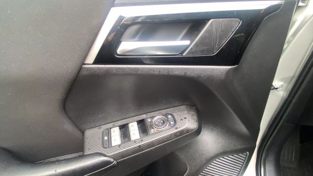 Vehicle image 21 of 32