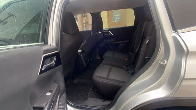 Vehicle image 25 of 32