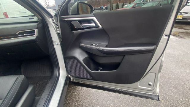 Vehicle image 28 of 32