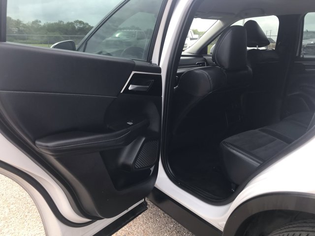 Vehicle image 17 of 32