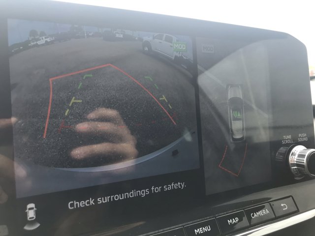 Vehicle image 23 of 32