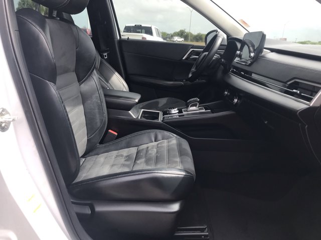 Vehicle image 13 of 32