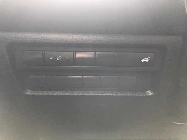 Vehicle image 25 of 32