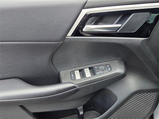 Vehicle image 23 of 32