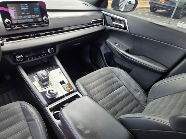 Vehicle image 15 of 32
