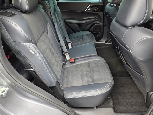 Vehicle image 18 of 32