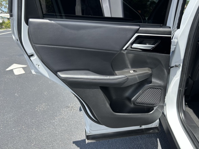 Vehicle image 21 of 29