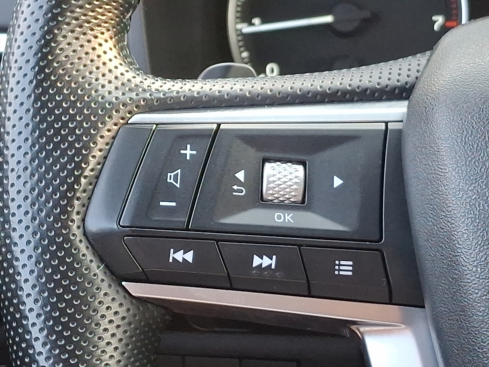 Vehicle image 21 of 32