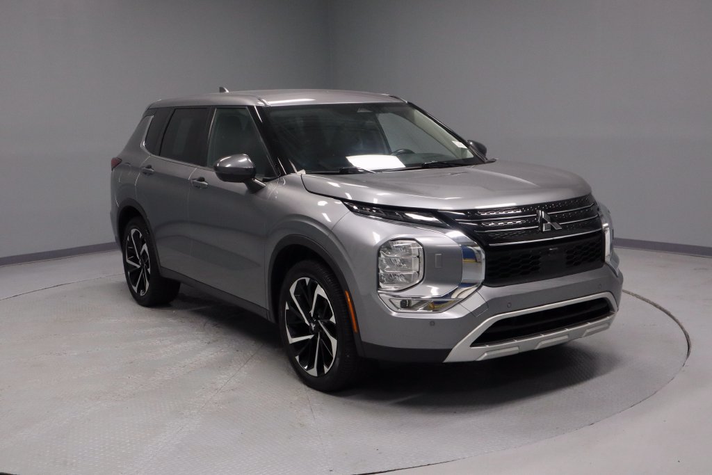 2022 Mitsubishi Outlander SE Image 3 of 35