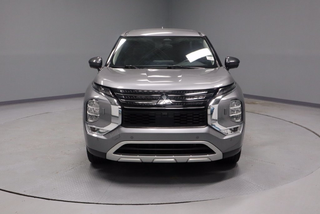 2022 Mitsubishi Outlander SE Image 2 of 35