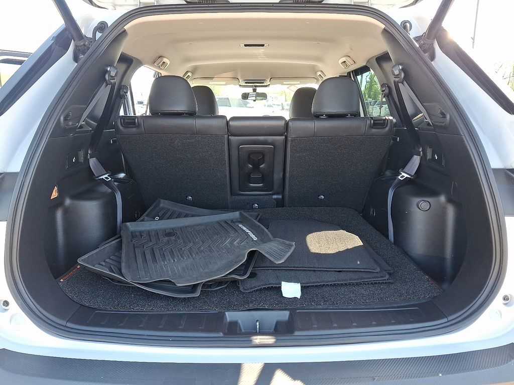 Vehicle image 33 of 36