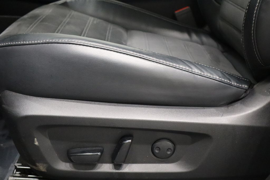 Vehicle image 17 of 40