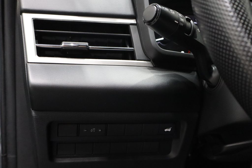 Vehicle image 16 of 40