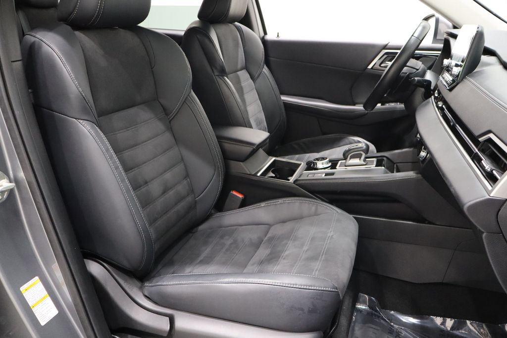 Vehicle image 13 of 40