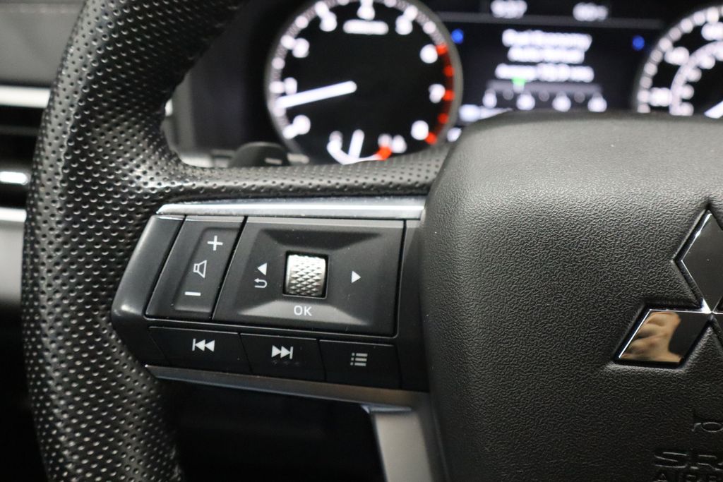 Vehicle image 21 of 40