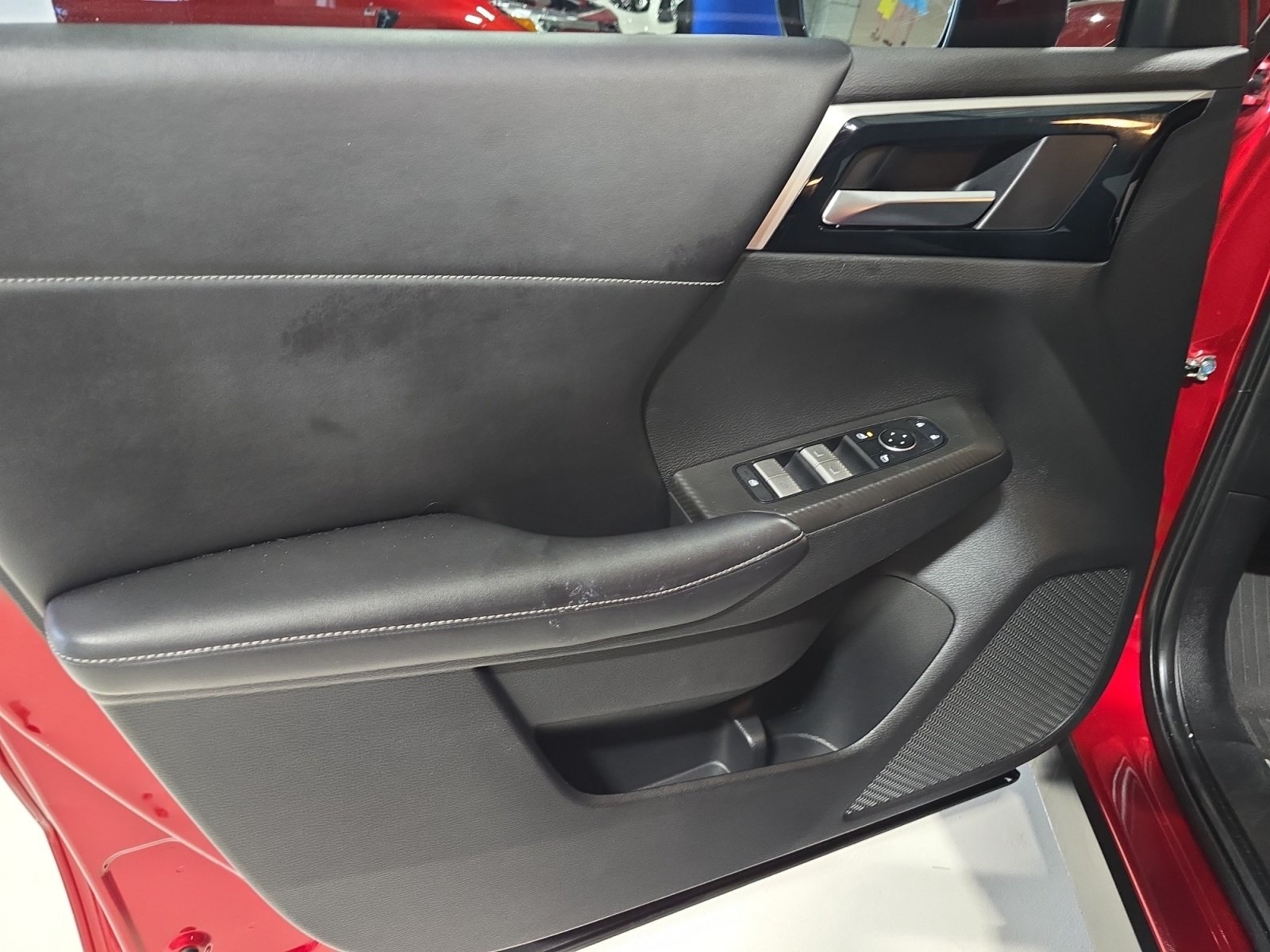 Vehicle image 19 of 23