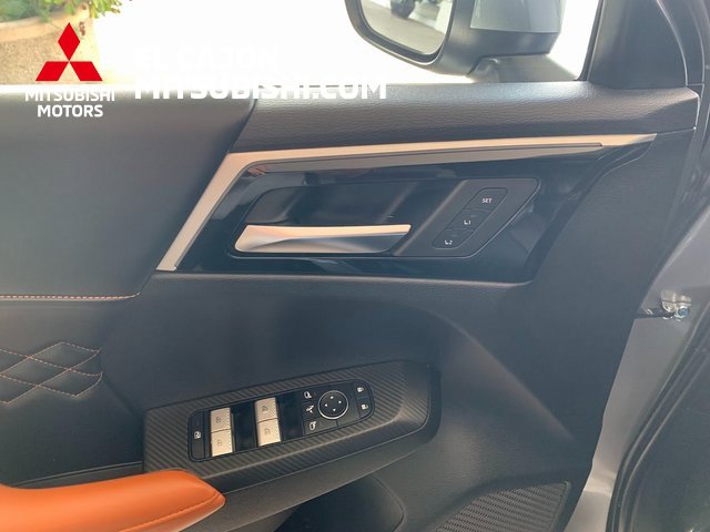 Vehicle image 11 of 28