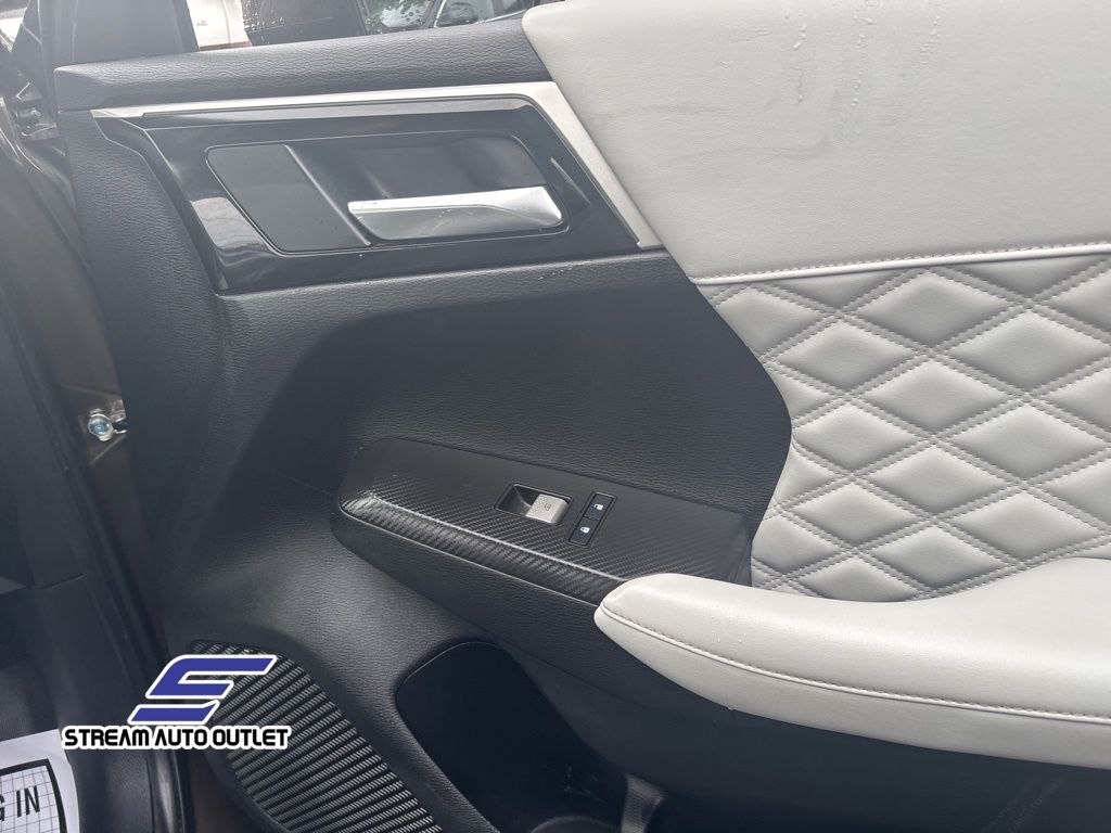 Vehicle image 11 of 32