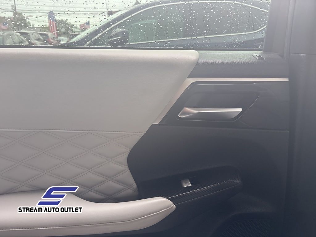Vehicle image 17 of 32