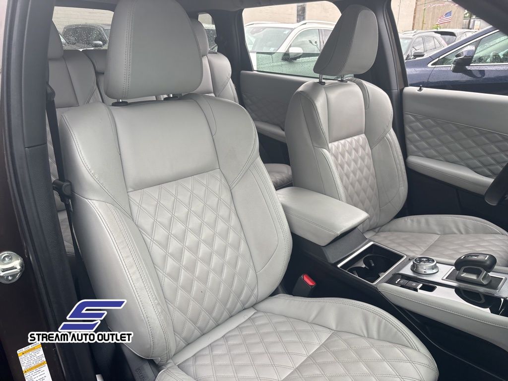 Vehicle image 10 of 32