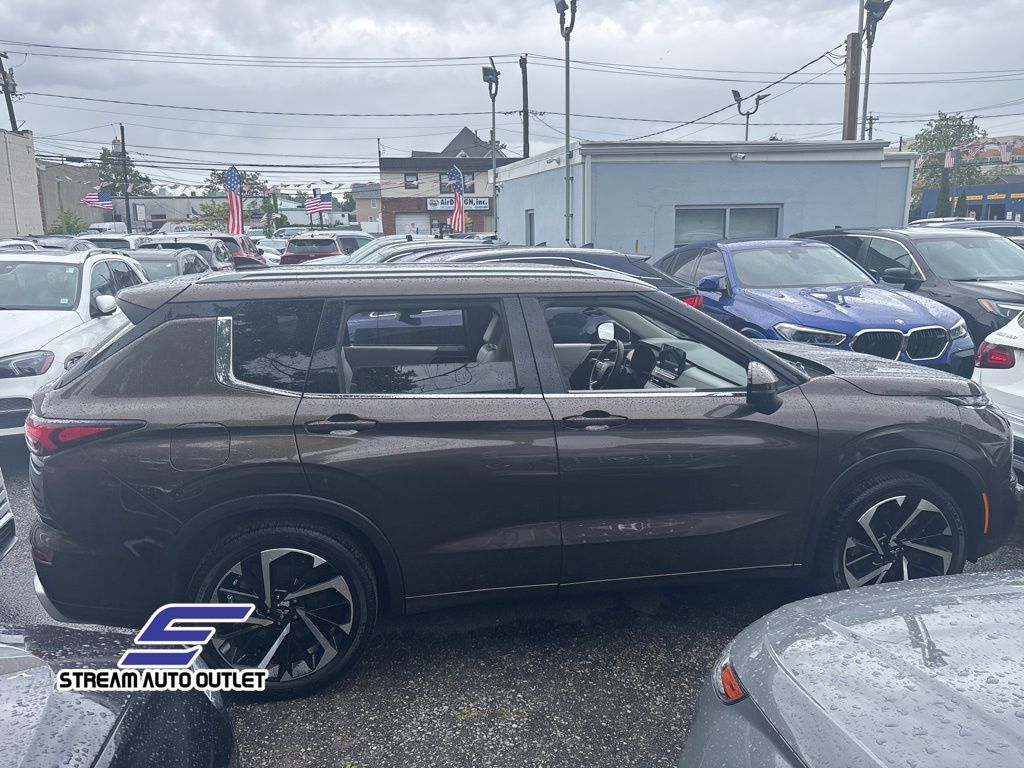 Vehicle image 4 of 32