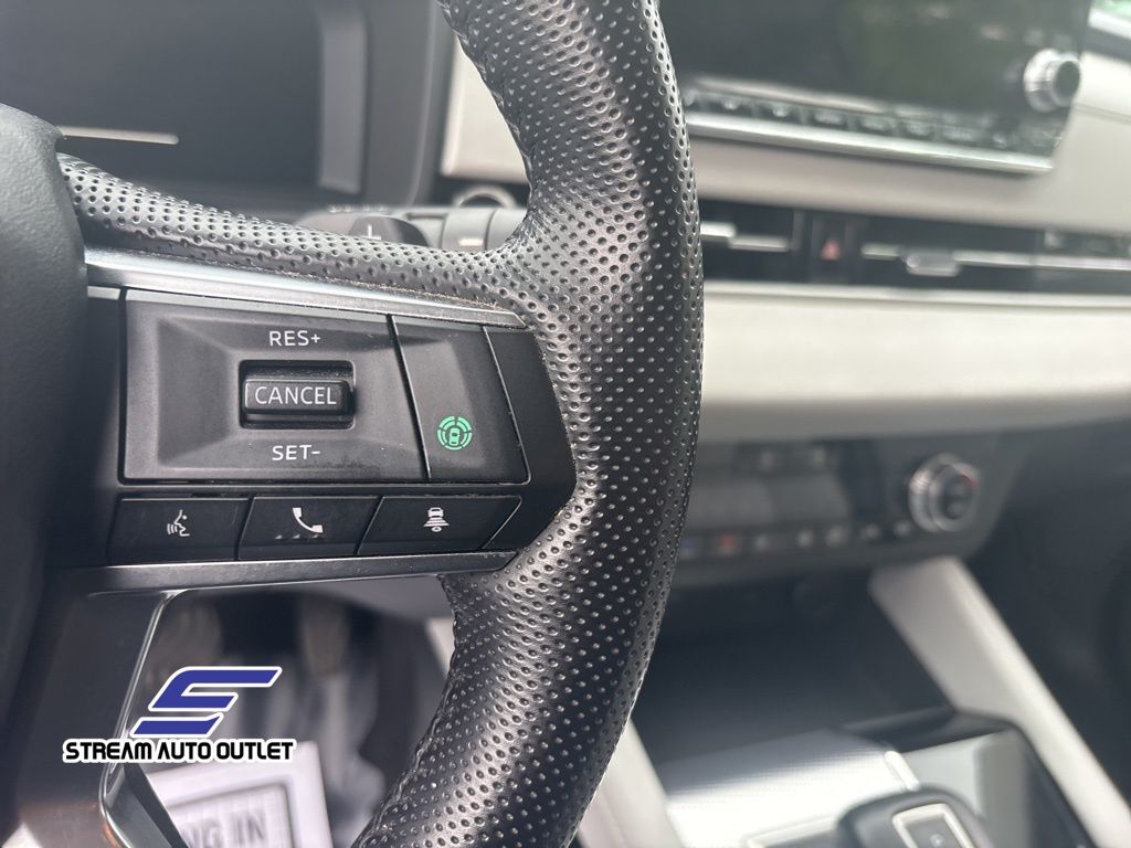 Vehicle image 25 of 32