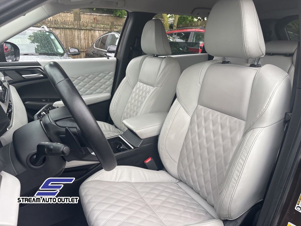 Vehicle image 21 of 32