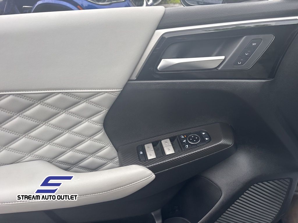 Vehicle image 22 of 32