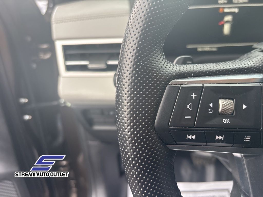 Vehicle image 24 of 32