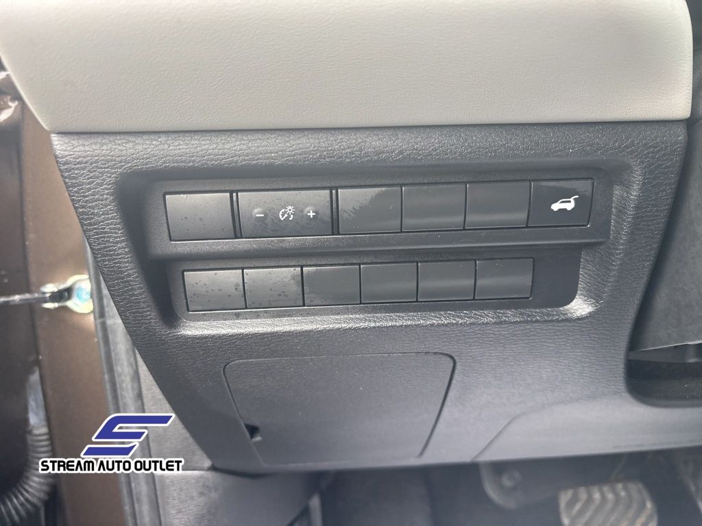 Vehicle image 23 of 32