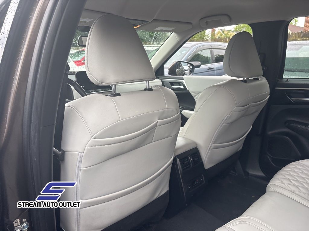 Vehicle image 18 of 32